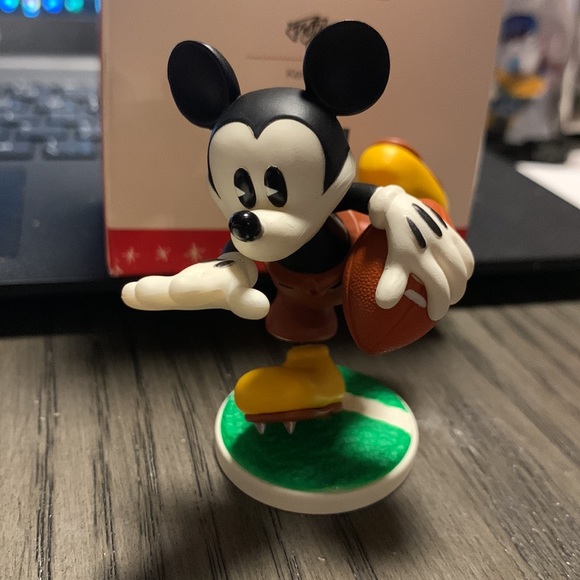 Hallmark Keepsake - Touchdown Mickey - Picture 3 of 5